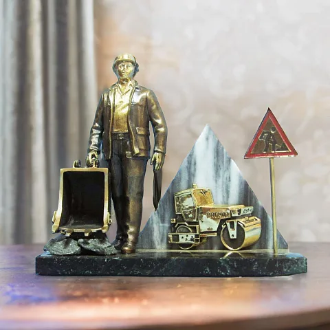 В подарок: Бронзовый сувенир «Работник ДРСУ 2»