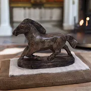 На память: Скульптура «Лошадь бегущая» из кальцита — фотография 1