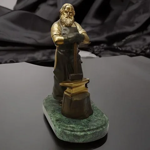 На память: Бронзовая статуэтка «Кузнец» на змеевике