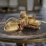Бронзовая ваза-статуэтка «Мальчик с двумя корзинами» — необычный подарок — фотография 1