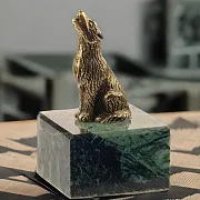 Бронзовая статуэтка «Воющий волк» на змеевике — необычный подарок — фотография 1