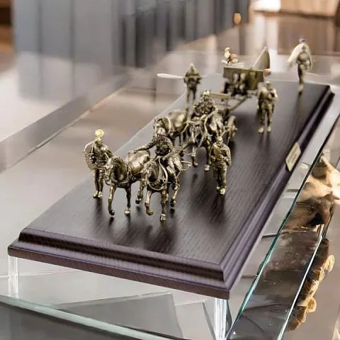 Диорама «Советская дивизионная артиллерия» из бронзы и ясеня, 1:35 — оригинальный подарок