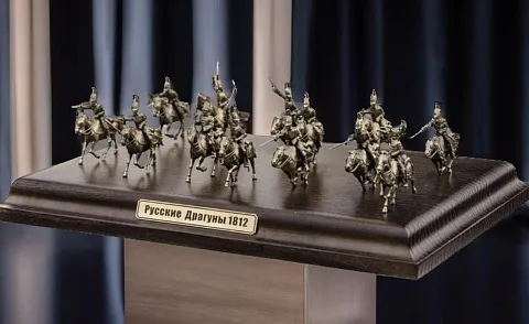 На память: Диорама «Русские драгуны 1812 г.» из бронзы и ясеня, 1:72