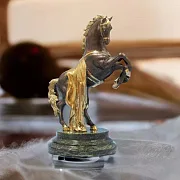 Бронзовая статуэтка «Конь с попоной» со змеевиком — оригинальный подарок — фотография 1