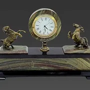 Подарочные каминные часы с бронзовыми конями, яшмой и долеритом — фотография 3