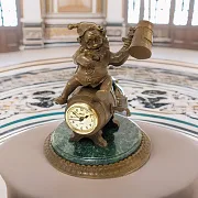 Настольные часы с гномом на пивной бочке — красивый подарок — фотография 1