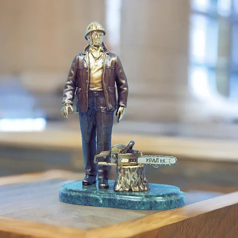 Бронзовая статуэтка «Работник лесного хозяйства» — красивый подарок