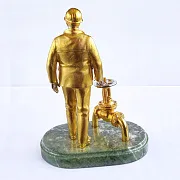 На память: Бронзовая статуэтка «Работник ЖКХ» на змеевике — фотография 2