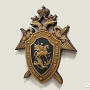 На память: Резной герб Следственного комитета РФ из бука — фотография 2