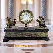Подарочные каминные часы с бронзовыми конями, яшмой и долеритом — фотография 1